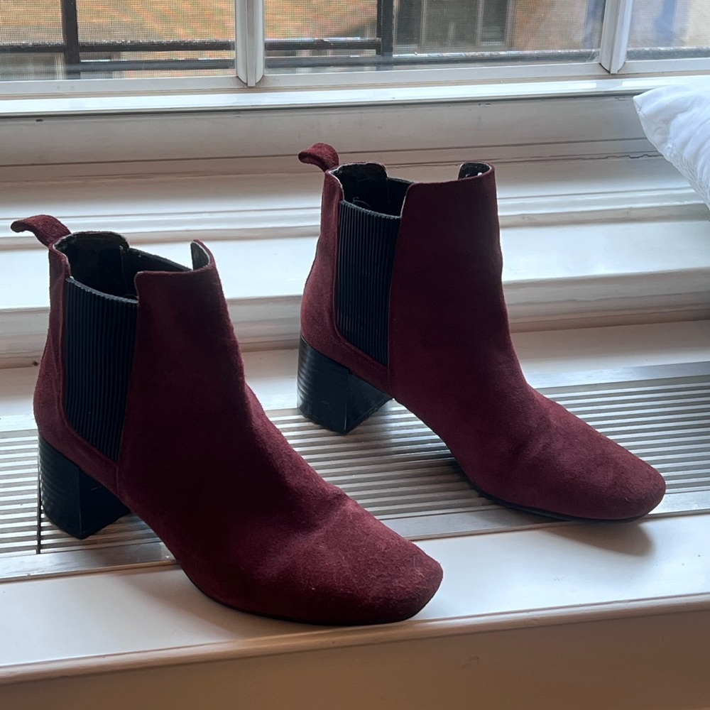 Maroon Zara boots in suede texture. Size 8.5 (39)